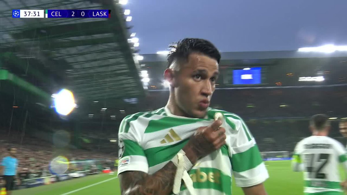 ¡UFFF EL GOLAZO QUE HIZO CAMILO DURÁN POR FAVOR! El colombiano, que llegó esta temporada al Celtic tras su paso por Qarabag, clavó este gol sensacional ante LASK en los Playoffs de la #Champions. ¡Y metió besito al escudo! 📺 Toda la #UCL por #DisneyPlus Plan Premium