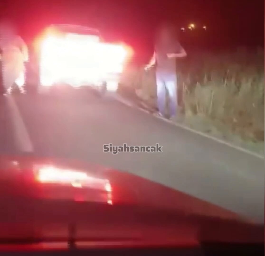 🔴 Şanlıurfa’nın Siverek ilçesinde, içerisinde 5 çocuğun bulunduğu otomobil seyir halindeyken tarandı. ➖Saldırıda Mehmet Ali Sevincek (40) ile 11 yaşındaki kızı İrem Su Sevincek yaralandı. ➖Mağdur aile, bir araç tarafından yaklaşık 20 dakika takip edildiklerini, ardından araçlarına silahla ateş açıldığını öne sürdü. ➖Baba Sevincek, saldırının ardından araçlarını durdurmak zorunda kaldıklarını, darbedildiklerini, hakarete uğradıklarını ve kimliklerinin alındığını iddia etti.