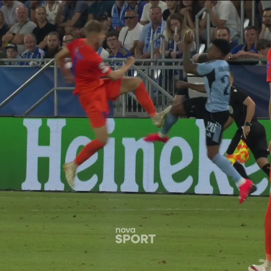 Dva podezřelé zákroky v rozmezí pár minut, ani jeden nepotrestaný. Názory? 😳 #NovaSport | #UCL
