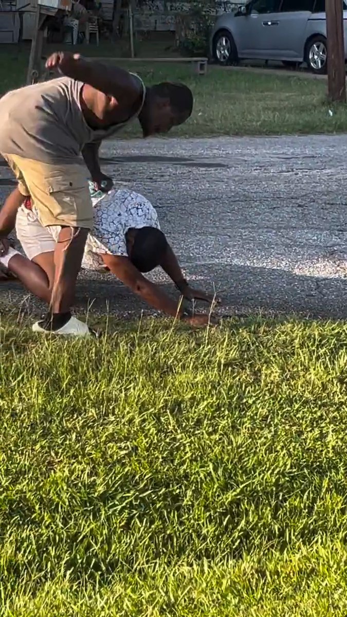 It's not every day that you stumble across a video of a street fight where one of the guys involved in the fight is actively doing the "play by play" announcer's job whilst fighting. Perfection 🤌🏽 Avoid senseless street fights, even with good play by play commentary, accordingly.... #pow