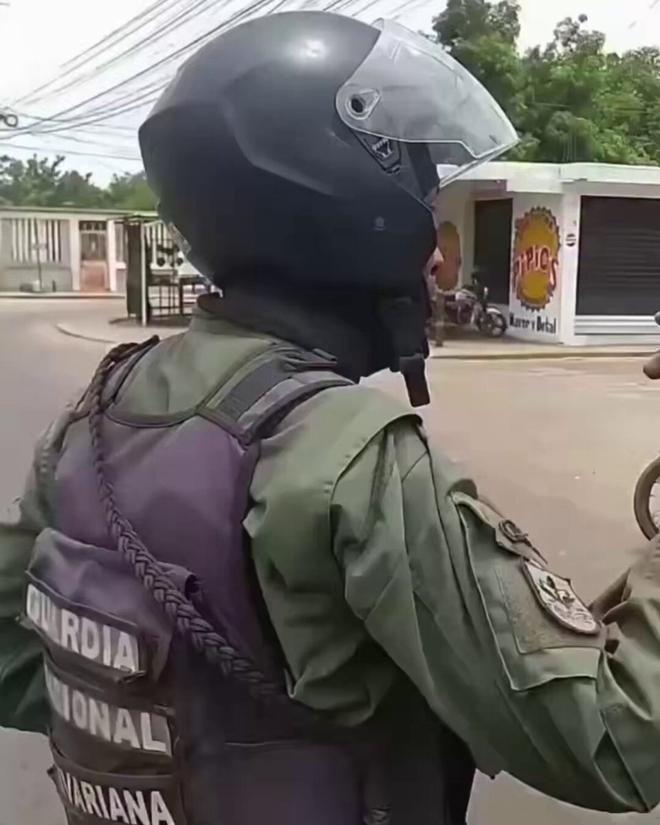 🚨 Cuando el uniforme deja de imponer respeto y empieza a imponer miedo En el Zulia, un motorizado denunció que funcionarios de la GNB presuntamente le quitaron su celular y $200, y que además intentaban llevarse su moto, su herramienta de trabajo. Los vecinos no se quedaron callados: rodearon a los funcionarios y evitaron que se llevaran el vehículo. Si los hechos denunciados se confirman, la escena retrata una realidad vergonzosa: ciudadanos enfrentando a quienes deberían protegerlos. ¿“El honor es su divisa”? Que alguien se lo explique a quienes, según esta denuncia, confunden autoridad con abuso. #Zulia #GNB #Denuncia #Venezuela