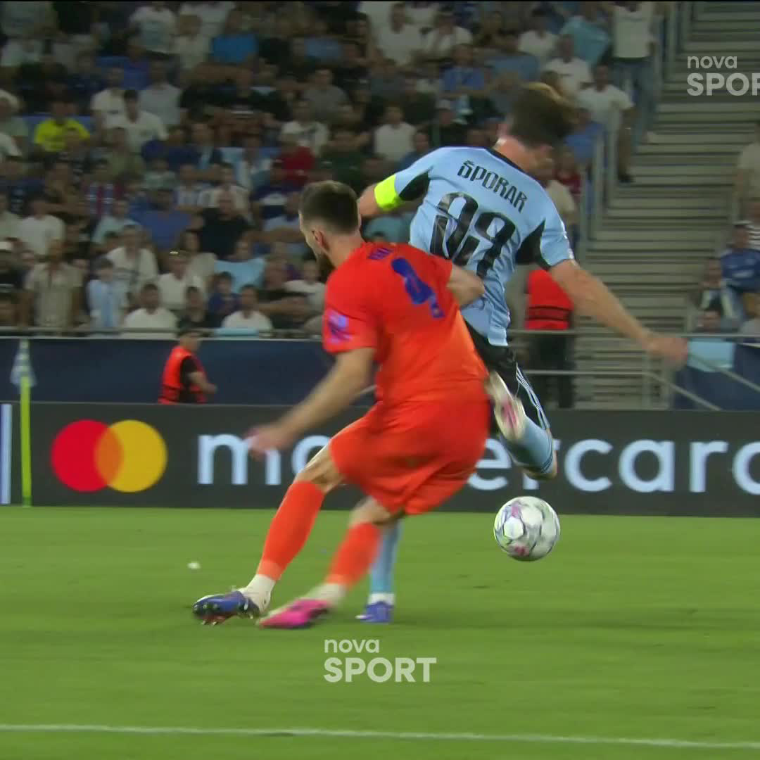 Měl podle vás Slovan v závěru za tenhle zákrok na Šporara kopat penaltu? 🫨 #NovaSport | #UCL