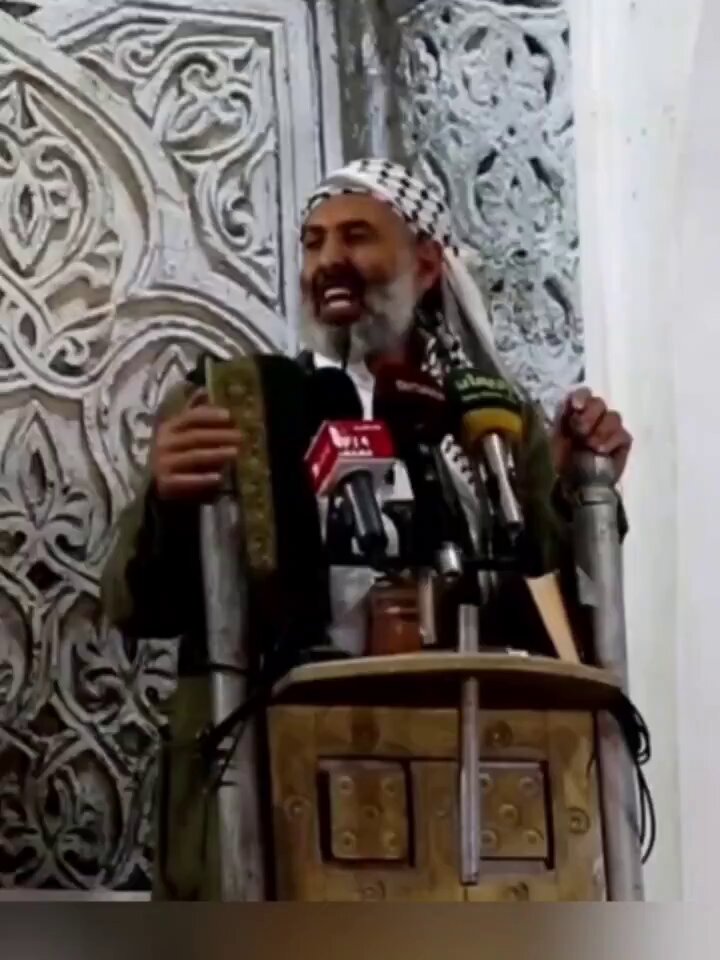 القيادي الحوثي حسن الضحياني: ايها الشعب اليمني كيف تكفرون بالله وفيكم ابن الرسول عبدالملك الحوثي!! لو كان الرسول ﷺ موجود بيننا لحارب عبدالملك الحوثي و عصابته هؤلاء اللصوص و المجرمين.