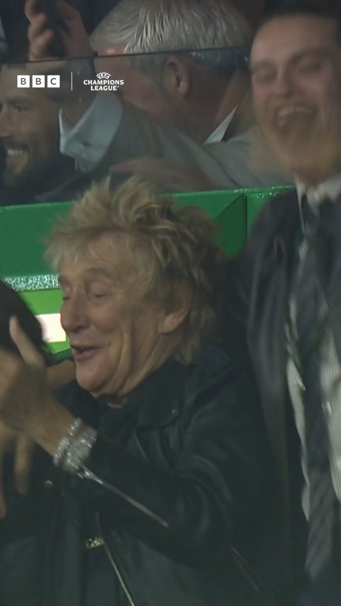 Rod Stewart was loving what he was seeing on the Celtic Park pitch tonight 💚🤍