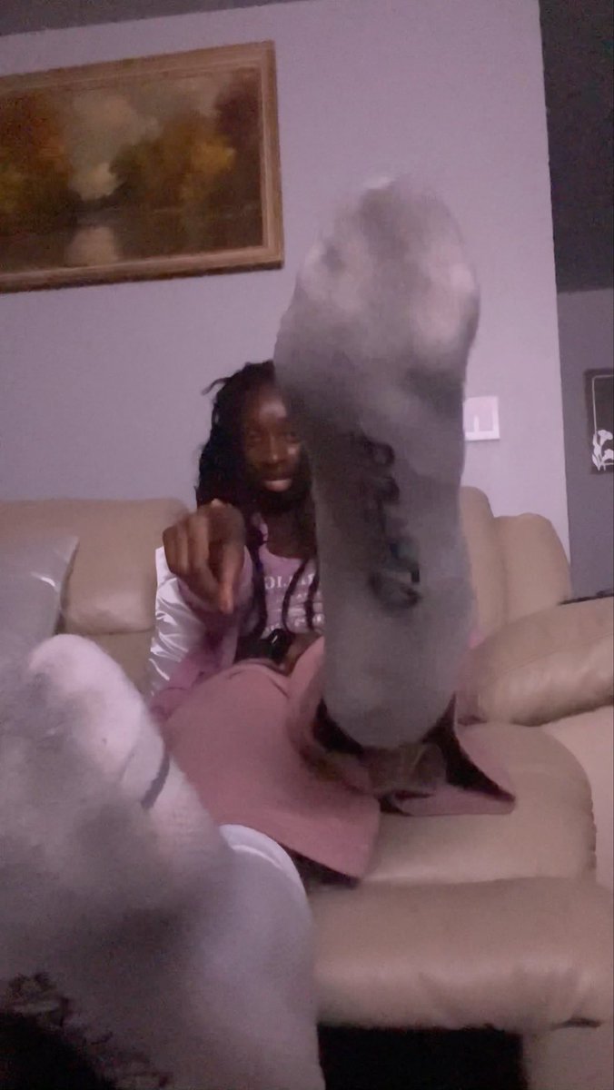 On Wednesday I wear pink &amp; kick back while u sniff an lick my dirty foam runners , socks &amp; feet 🤢🧦🫵🏽 , open your nose &amp; mouth. DM to buy the uncut video full video 3+ mins long for only $20 📲💰🧦