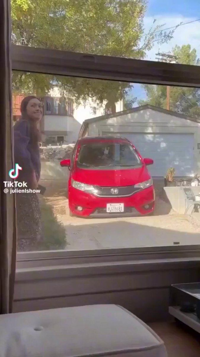 شاب دخل في علاقة مع مشهورة على تيك توك، وتطورت العلاقة بينهما حتى انتهت بالزواج. وبعد الزواج، استأجر منزلًا بعيدًا عن مكان عمله، وبسبب بُعد المسافة كان يتأخر في العودة إلى المنزل. لكن بعد فترة، بدأت بعض التصرفات تثير شكوكه، فقرر أن يختبر ما يحدث بنفسه؛ أوهم زوجته بأنه ذاهب إلى العمل، ثم خرج إلى سيارته وانتظر هناك دون أن تعلم. وبعد دقائق، شاهد ما لم يكن يتوقعه، وكانت ردة فعله صادمة!