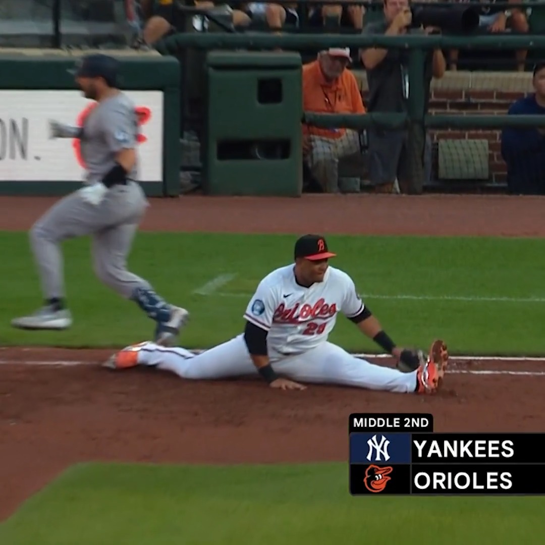Pulled every muscle in my body just watching this 😬 Samuel Basallo stretches as far as he can to reel it in for the out!