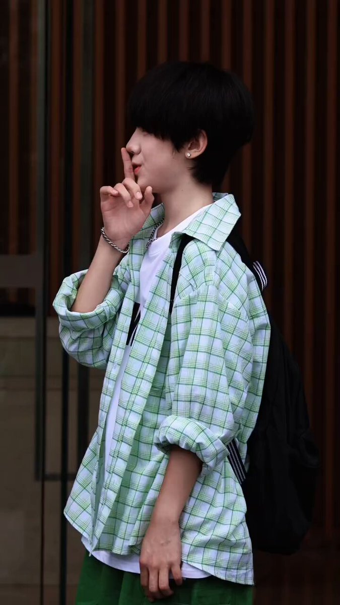 重庆这个事情有一方是时代峻峰艺人的女粉，所以就好奇搜了下是哪些艺人。结果就搜到了下面这个视频。 光是看完这个视频我都已经力竭了，一看评论区，更是两眼一黑。 现在追星都青睐 #幼态 #娘炮 了么？
