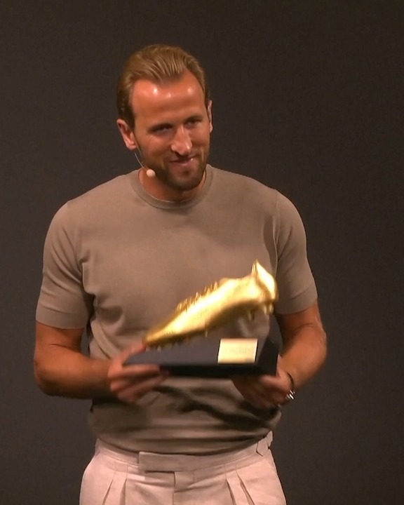 Harry Kane recibió la Bota de Oro europea por segunda vez, tras terminar la temporada 2025-26 como máximo goleador de las ligas de Europa. ⚽✨ (vía Fuera de Juego)