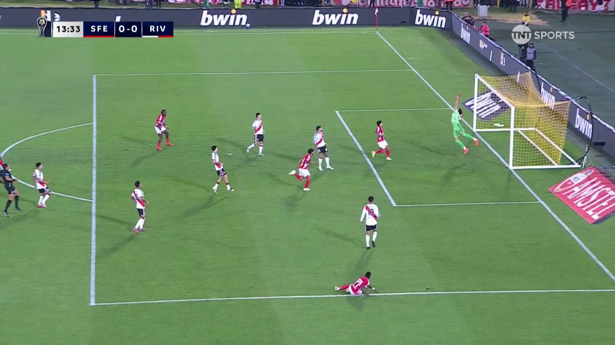 🧤 ¡SE SALVÓ RIVER! Santa Fe tuvo una gran chance en Bogotá, pero Beltrán y el travesaño evitaron el gol en la ida de los octavos de final de la Copa Sudamericana.