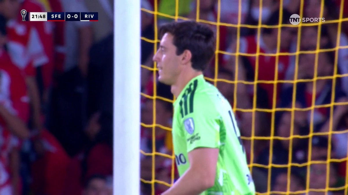 INSÓLITO ERROR DE BELTRÁN EN EL SAQUE Santiago Beltrán quiso pasarle la pelota a Otamendi pero la soltó tarde y la mandó al lateral. #Sudamericana