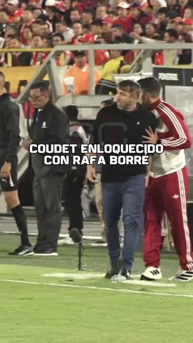 Charla intensa futbolera entre Coudet y Borré antes del parate para hidratarse.