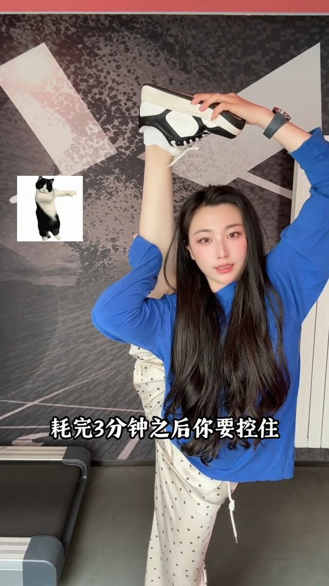 “在体校练艺术体操的那几年,‘走脚背’是我和队里所有女孩子每天最害怕的环节,没有之一。 每天下午基训课结束前,教练只要吹一声哨子喊‘排队,走脚背’,排练厅里原本打闹的声音会瞬间消失。 走廊是老旧的水磨石地,表面冰凉且粗糙。我们必须把舞鞋和袜子全脱掉,光着脚站成一排。动作要领很死:脚趾必须完全向脚心方向死死蜷扣进去,脚背极度向前顶出,立起脚后跟,整个人全身的重量全部压在蜷曲的脚趾背面和脚背骨头上,一步一步往前挪。 刚踏出前两步的时候,薄薄的脚背皮直接在硬地面上碾压,那种感觉就像是直接光脚踩在碎玻璃渣上,每迈一步,细嫩的皮肉就被粗糙的地面狠狠挫掉一层。 教练手里拿着一根塑料教鞭,倒背着手走在旁边,嘴里重复着那几句铁律:‘脚后跟落地一次加罚两圈’、‘谁要是步子迈大了算偷懒,重走’。为了防止我们迈大步借力快速滑过去,有时脚踝上还会被系上一截短短的白布条,限制我们每一步只能蹭出去半个脚掌的距离。 走到大约第十圈的时候,脚背的皮已经磨破了,组织液和渗出来的血混着汗水,在水磨石地上留下一道道暗红色的印子。眼泪完全不受控制地往下掉,砸在地面上,但嘴里连哭出声都不敢,因为哭得厉害呼吸乱了,身体一晃脚后跟沾地,刚才咬牙走完的圈数就全作废了。 到三十圈以后,痛觉神经反倒像是麻木了,皮肉的灼痛感逐渐被深层骨头的钝痛取代——是足弓里的骨头在硬碰硬地砸向地面,每一步震得小腿肚剧烈抽搐。 走完规定的圈数停下来那一刻,脚底完全没有知觉,整个人直接瘫坐在地上。低头看自己的脚,脚背和脚趾关节处一片红肿发黑,皮翻卷着,沾满了灰尘和血迹。晚上回到宿舍,洗澡冲水的时候才是第二轮受刑,伤口碰到水痛得浑身发抖。 第二天清晨哨声一响,在那些刚结了薄血痂、连普通鞋子都穿不进去的脚背上,同样的走圈依然要分秒不差地继续。” #软开 #一字马 #艺术体操 #小圈 #训诫