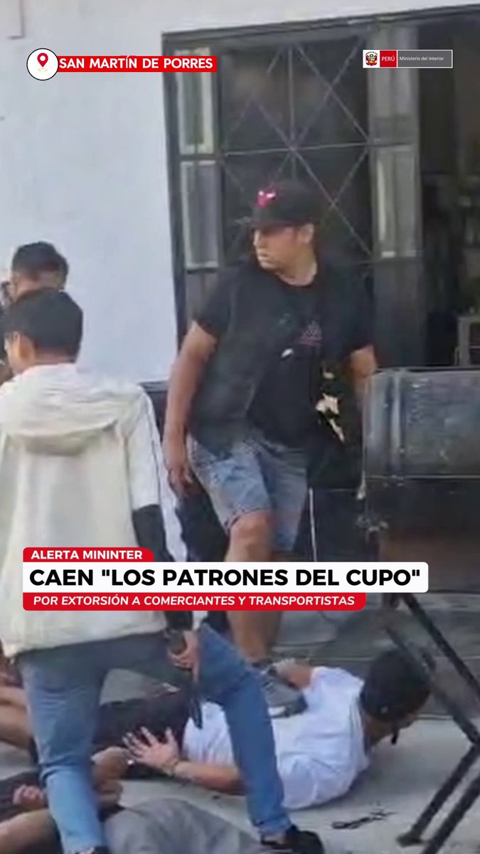 📍 #SMP | La PNP capturó a siete presuntos integrantes de la red criminal “Los Patrones del Cupo”, que se dedicaba a extorsionar a comerciantes, transportistas y mototaxistas de Lima Norte y Callao. Durante el operativo, el personal policial incautó armas de fuego, explosivos, municiones, celulares y vehículos. Los intervenidos son investigados por atentados extorsivos contra comercios y dos homicidios registrados en julio. #SeguridadYOrden