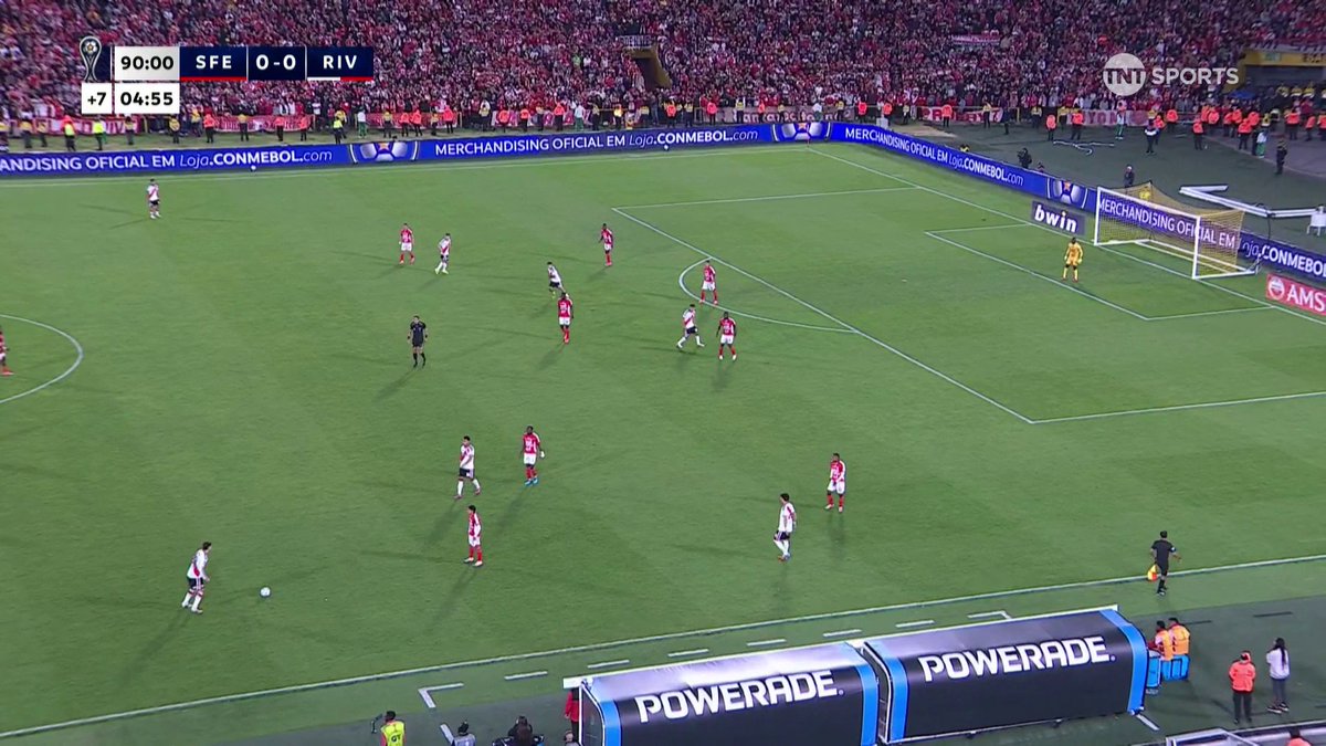 ¿LO HABÍAS VISTO? 👀 El insólito regalo de Martínez Quarta en un tiro libre a favor de River #sudamericana
