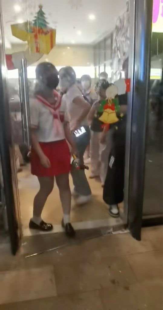 重庆时代峰峻楼下到底发生了什么?? 这件事最值得关注的,已经不是“饭圈男女互骂”了。 原本只是几个主播到“十八楼”直播玩梗,结果因为性别冲突、现场冲突以及对执法公平的质疑,迅速从追星纠纷升级成大规模聚集。 尤其是那段现场视频之后,很多人的情绪发生了变化:一开始骂的是时代峰峻和饭圈,后来开始质疑的是警方。 这才是事情真正失控的节点。 最荒诞的地方在于,没有组织、没有领袖、甚至没有统一诉求,仅仅因为一个现场处置画面,就能让原本互不认识的人迅速聚集到一起。 这说明现在的网络情绪已经非常容易完成“线上发酵→线下聚集→情绪升级”的跳转。 今天可以因为饭圈,明天可能因为物业、外卖、交通,后天又可能因为一次执法争议。 真正值得警惕的,从来不是这群年轻人在喊什么,而是一个社会对“公平执法”的信任一旦出现裂缝,情绪究竟能跑多快。 一个“嘉豪”梗,最后硬是演变成了警民冲突。 这才是重庆“十八楼”事件最荒诞、也最值得观察的地方。