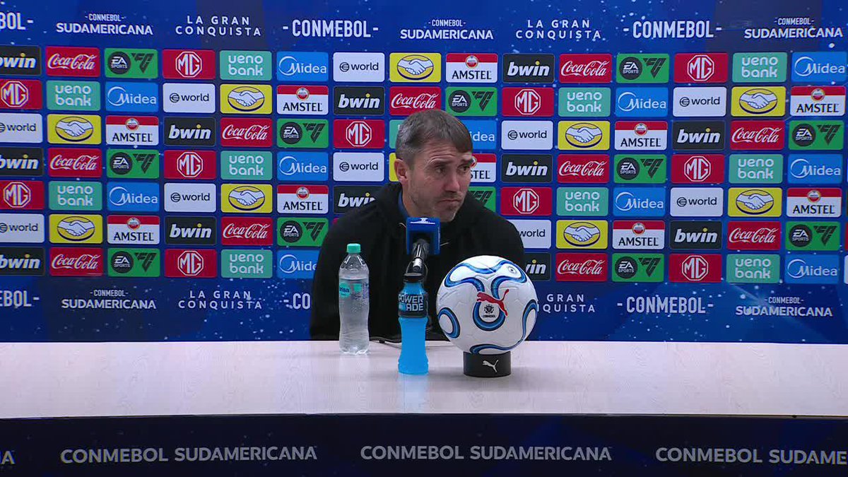 "TAMBIÉN ESTÁS AHOGADO VISTE." Divertido comentario del Chacho Coudet a un periodista en la conferencia de prensa.