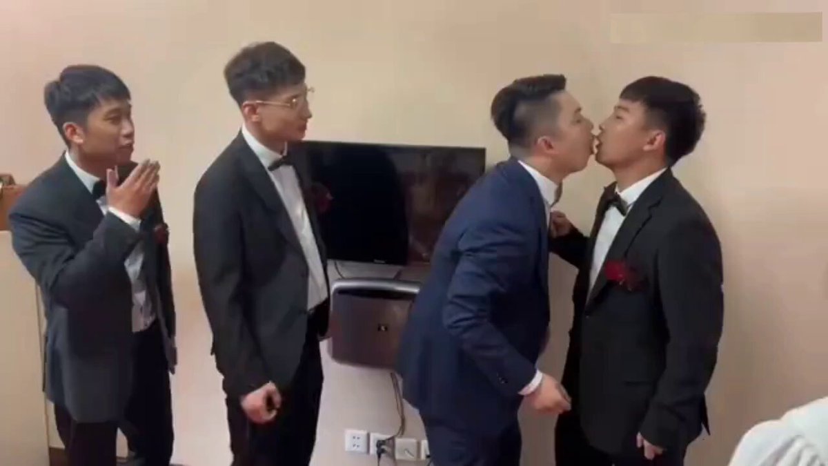 接亲小游戏，新郎搂着伴郎腰，JJ都顶到一起了哈哈哈
