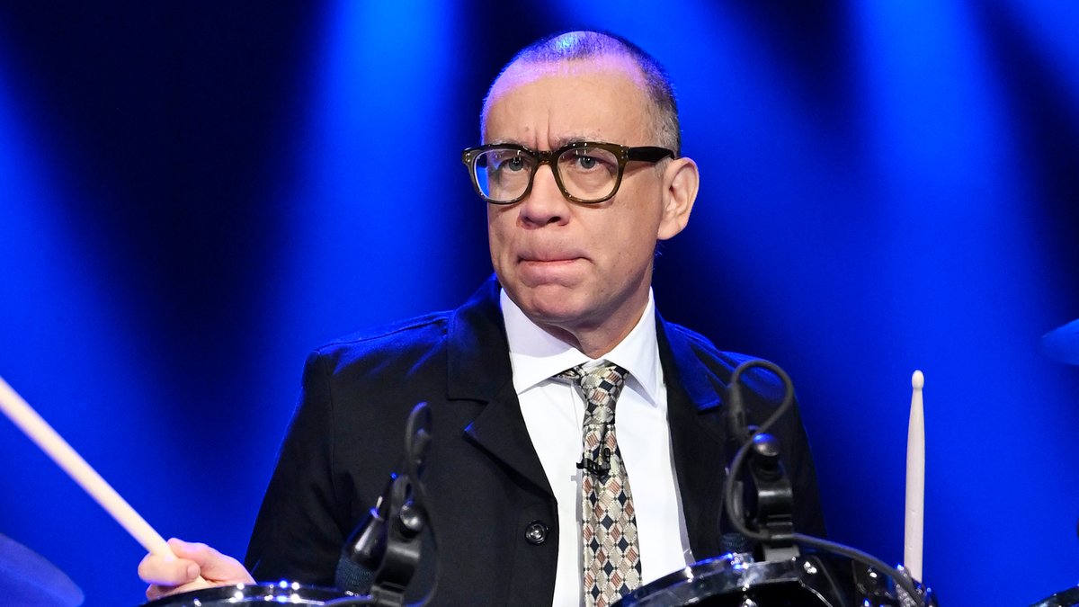 Fred Armisen demonstrates Phil Collins’s iconic “In the Air Tonight” drum fill! #FallonTonight