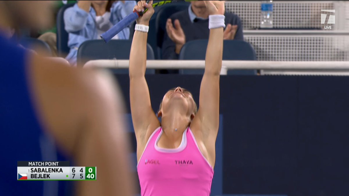 🚨💣 WOW : BEJLEK 🇨🇿 FAIT TOMBER SABALENKA ! 🤯 La Tchèque de 20 ans, 35e mondiale, élimine la n°1 Aryna Sabalenka (7-6, 6-4) en 1/8 du WTA 1000 de Cincinnati. 🔥 Sara Bejlek était menée 4-1 dans le deuxième set, et 5-1 dans le tie-break du premier. 😱