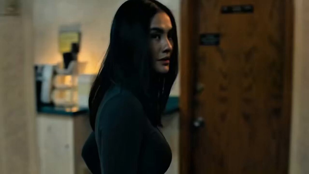 Lila Hoth, kukira cupu tenyata suhu 🙌 Dari eps 1-3 keliatan lemah dan butuh perlindungan Reacher, ternyata Reacher jg dikibulin mrk berdua. Based on novel nya Lila & Amisha teroris dari timur tengah spesial utk tembak & pisau. Tp di improve jd karambit krn origin nya Lila & Amisha from Indonesia, jd sesuai. Agnez Mo AGNEZ MO for #REACHER 🔥