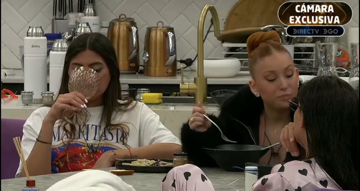 Las chicas le dicen a Campanita que Juani no gusta de ella y que le gustan los chicos 🥲 Ahí les pongo lo que entendí, no todo pero bueno 👀 Luana: en realidad a Juani le gustan más los hombres Campanita: eso no sé Mariela: no tiene nada que ver Luana: sí tiene que ver, le estoy diciendo que le gustan más los hombres, los chicos, lo digo porque es mi amiga, para que no sufra Char: para mí también, para mí es (...) Mariela: para mí no tiene que ver, si ella le gustó ya está Luana: no, no le gusta para mí Char: pero a él no le gusta #GranHermano