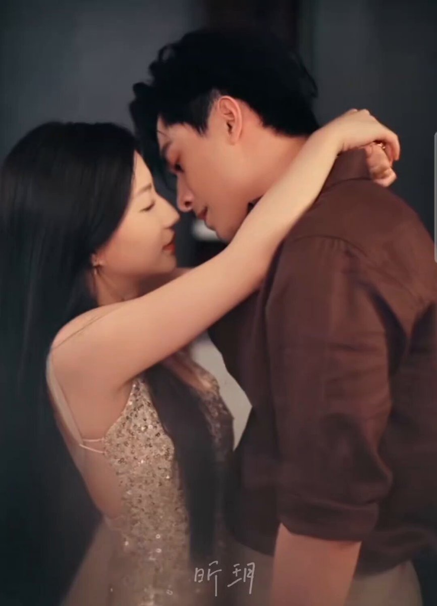 ──《昼短夜长》 Wang Haozhen × Lan Lan It's so much better than I expected! Such unique take on contract marriage that turns into love during the divorce cooling-off period, with both of them healing eo. The tension between them is EVERYTHING 😭🔥 He finally gets the love he's been waiting for while she falls in love with him after marriage. I love their characters! He's calm, steady, and emotionally mature while she's smart and understanding. They’re in a three-year contract marriage, but on the day they divorce, they get drunk and end up sleeping together. The next morning, she wakes up to find that he’s turned into a child. For 30 days, she has to help him manage everything while pretending his child form is his “illegitimate son”. Even as a CEO, he now has to carry a backpack and go to school, while his child from somehow gets away with things his serious adult self never could... sometimes, all he has to do is cry 😆 As they spend more time together, he gradually gets to know her better while she slowly falls for him. Together, they heal their childhood wounds and rewrite their painful pasts.