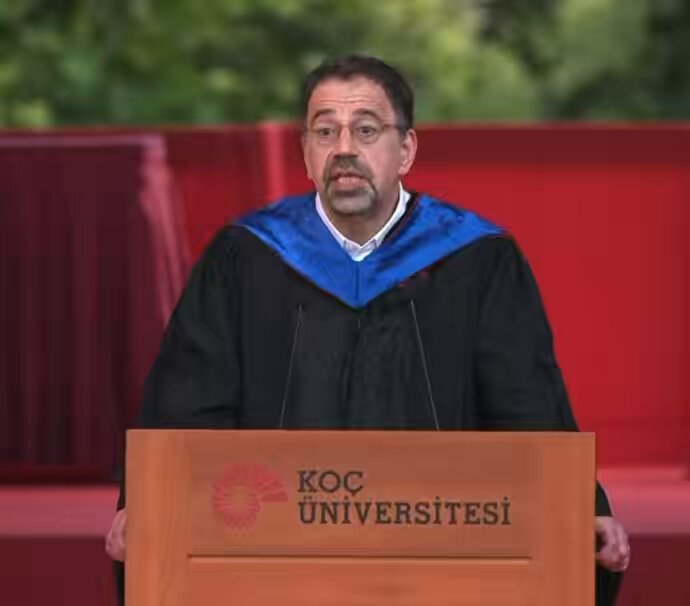 Acemoğlu açıkça gençlere açıkça "dünyanın geleceğine ya yapay zekayı tekeline alan devler karar verecek ya da adalet ve demokrasi içim sorumluluk sahibi insanlar topa girecek" mesajı veriyor: -Demokrasi çökmek üzere. -YZ'yi yönünü düzeltmek için demokrasi lazım. -Gücü merkezileştirmek eşitsizlikleri arttıracak. -Adaletli dünya tek başına ortaya çıkmayacak sorumluluk -gelecek nesil olan-sizlerin omuzlarında. Ve gelelim Economist'gilleri hoplatan bam teline,,, "Eğer siz derseniz ki 'tamam geleceğimizi bizden çok daha iyi Open AI Anhtropik ya da Google biliyor. Biz bir tek para yapalım. Piyasa nereye gidiyorsa biz de oraya gidelim. Demokrasi de batarsa batsın bizim başımıza bir şey gelmediği sürece her şey çok iyi'. O zaman gerçekten adaletli bir dünya daha iyi bir dünya yaratmamız mümkün olmayacak".