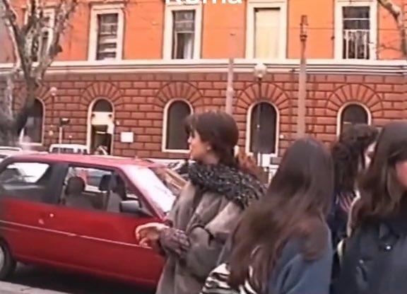 Ho trovato casualmente questo video sui liceali degli anni '90 a Roma e, nonostante non abbia mai sopportato la scuola, mi è scesa una lacrimuccia.
