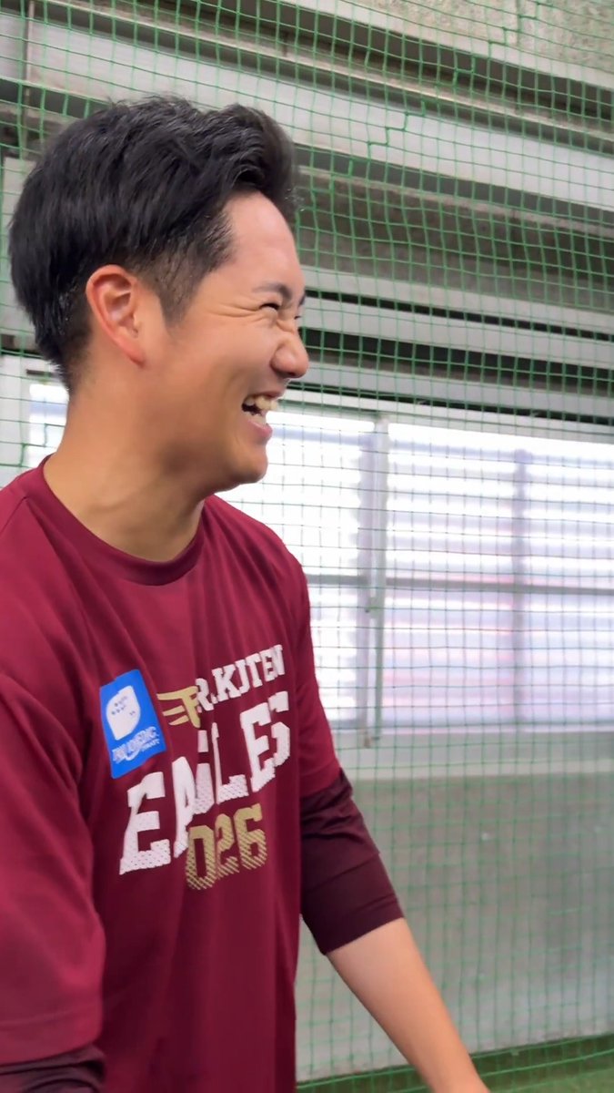 \💙 #鈴木翔天 選手が一軍合流💚/ 「帰ってきたんだからファンの皆さんに挨拶しないと」 (一応後輩の) #早川隆久 選手に圧力をかけられてカメラに向かってご挨拶🙋♂️🎁 #鈴木翔天三十路になりました #プレゼント募集中 #RakutenEagles #強鷲革新