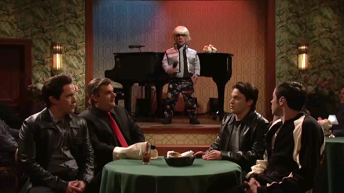 When Peter Dinklage and Gwen Stefani crash a mob tension scene in futuristic shorts! 🎤💥