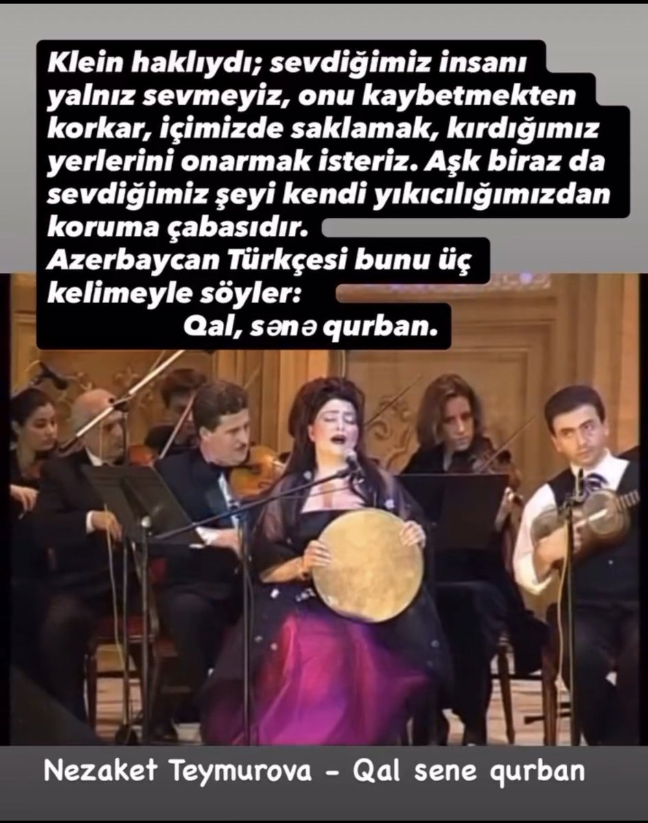 Başka kaç dilde böyle “gitme” denebilir, bilmiyorum. “Gitme, kal sana kurban.” Klein haklıydı; sevdiğimiz insanı yalnız sevmeyiz, onu kaybetmekten korkar, içimizde saklamak, kırdığımız yerlerini onarmak isteriz. Aşk biraz da sevdiğimiz şeyi kendi yıkıcılığımızdan koruma çabasıdır. Tanpınar olsa belki, insanın gidene değil, onunla birlikte giden zamana “kal” dediğini düşünürdü. Pessoa, zaten kimsenin gerçekten kalamayacağını bilerek söylerdi bunu. Ama bütün bunlardan daha güzelini Azerbaycan Türkçesi üç kelimeyle söylüyor: Qal, sənə qurban. Başka kaç dilde birine böyle “gitme” denir; başka kaç dilde insan, sevdiğinin kalması için kendisini ortaya koyar? Belki mesele hangi dilde sevdiğimiz değildir. Ama bazı diller sevgiyi anlatmaz; insanın başına getirir.