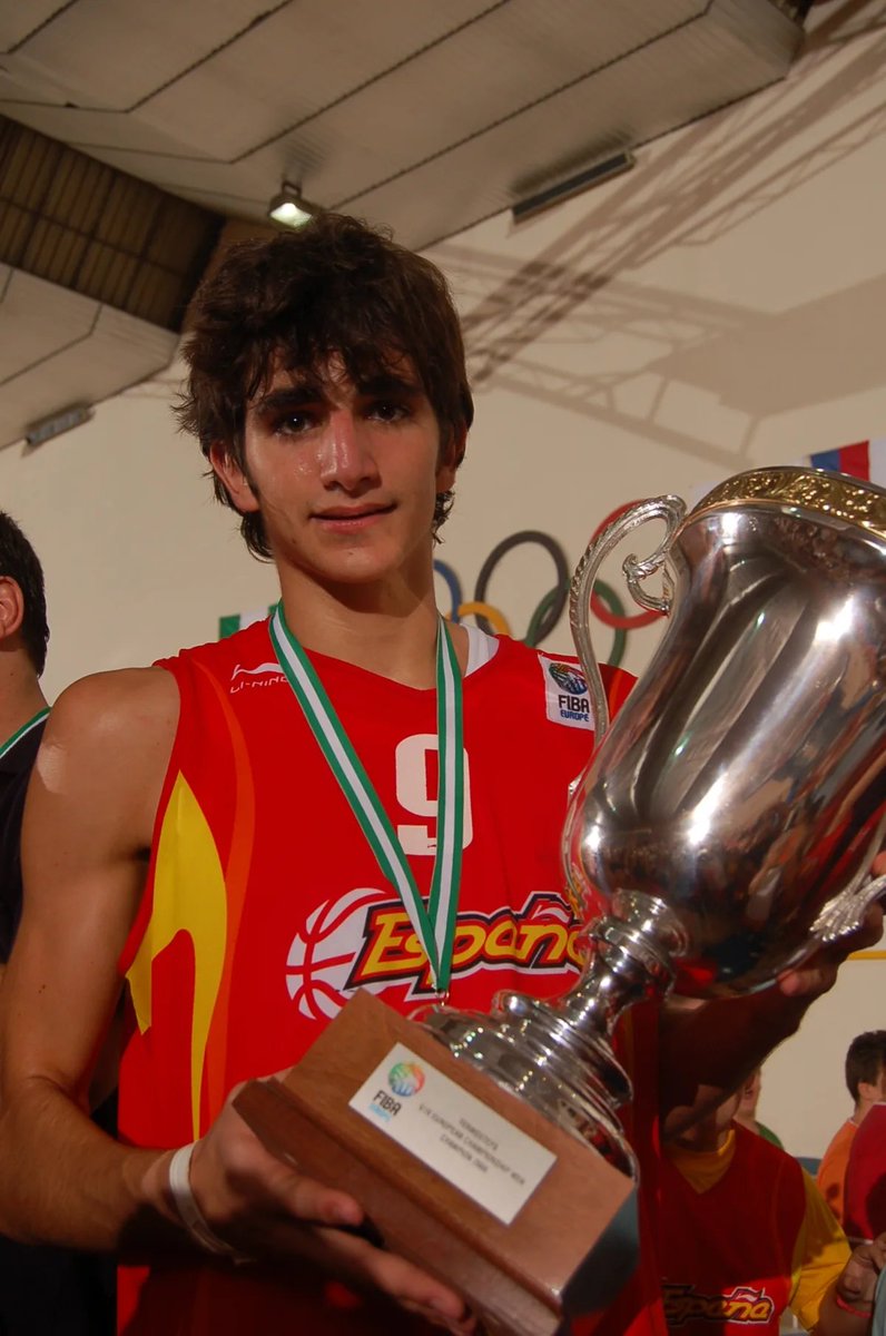 🏆 Se cumplen 20 años de un día inolvidable El 20 de agosto de 2006, España conquistaba su primer Eurobasket U16 masculino en Linares tras dos prórrogas y con un Ricky Rubio excepcional: 💎51 puntos 💎24 rebotes 💎12 asistencias 💎7 robos 💎72 VAL Ricky Rubio | #U16EuroBasket
