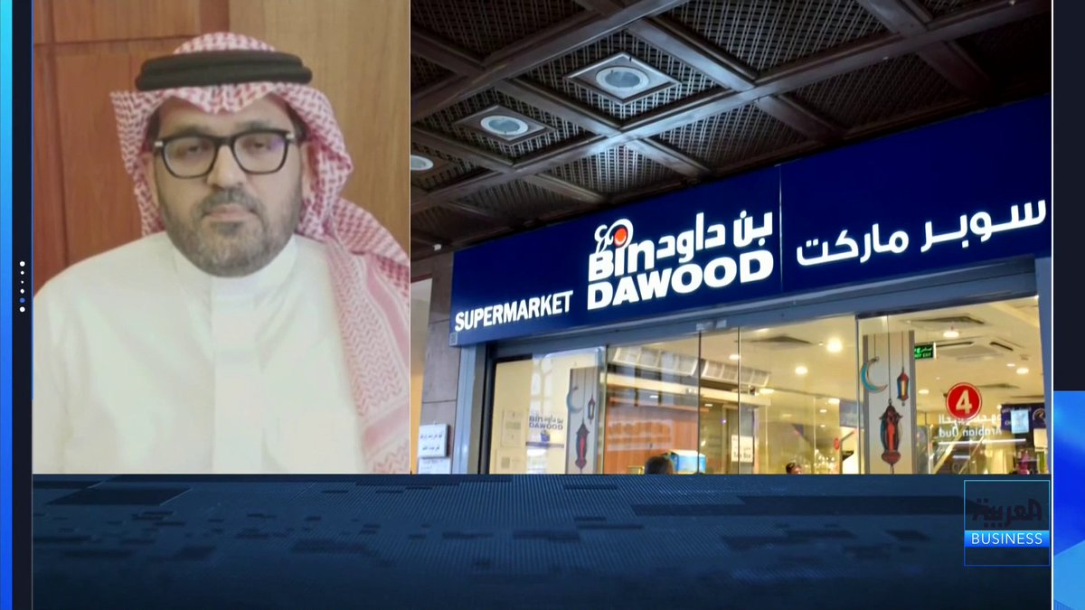 🔴 بن داود القابضة تتوسع في إستونيا بشراء أصول مصنع إنتاج مشتقات الألبان بـ 135 مليون يورو.. ◀️الرئيس التنفيذي لشركة بن داوود القابضة أحمد بن داود في مقابلة مع "العربية Business" 📌 الاستحواذ يمثل جزءاً من استراتيجية "بن داود" للتحول إلى شركة متكاملة تجمع بين التجزئة، التوزيع، التصنيع، والتقنية 📌 نبحث عن فرص استحواذات جديدة تتوافق مع استراتيجية الشركة وبأسعار مناسبة 📌 نمتلك 3 مصانع بجدة للحوم والأجبان والأغذية الطازجة، ونخطط لافتتاح مصنع جديد لـ "ووندر بيكري" بالسعودية 📌 نتوقع أن يساهم قطاع التصنيع بنسبة تتراوح بين 18% و20% من حجم أعمالنا على المدى المتوسط 📌 الاستحواذ في إستونيا شمل الأصول والتقنية فقط دون تحمل أي ديون أو التزامات سابقة، ونستحوذ على 15% من سوق الأجبان هناك 📌 تم تمويل صفقة الاستحواذ الإستونية بالكامل عبر التسهيلات البنكية المتاحة للمجموعة 📌 نتوقع أن يتجاوز معدل IRR للصفقة 15% إلى 18%، مع التركيز على إنتاج الأجبان وبودرة مصل الحليب 📌 نستهدف تشغيل المصنع الإستوني بطاقة إنتاجية تتجاوز 80% خلال أقل من 6 أشهر لدعم الإيرادات 📌 استثمرنا 1.8 مليار ريال في الاستحواذات منذ 2022، مع بقاء حجم القروض دون 600 مليون ريال ونمو قوي للأرباح 📌 نخطط لضخ استثمارات رأسمالية إضافية بين مليار و1.5 مليار ريال خلال السنتين إلى 3 سنوات القادمة، غالبيتها بالسعودية Lara Habib Chamat لارا حبيب شامات #نبض_السوق #العربية_Business