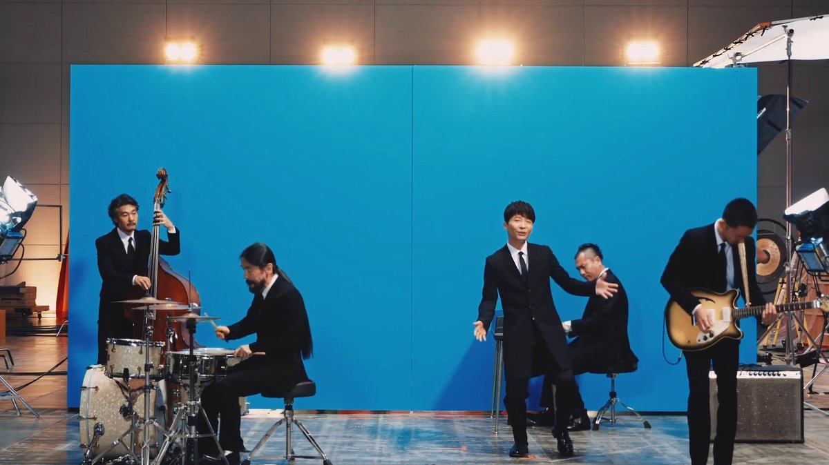 本日8/20は「アイデア」の配信リリース日！ いつもお聴きいただきありがとうございます💡 現在「アイデア」を披露したライブ映像も公開中！ 東京ドームのステージをセグウェイに乗って移動する星野さんは、Netflixにて🎥 #星野源 #アイデア