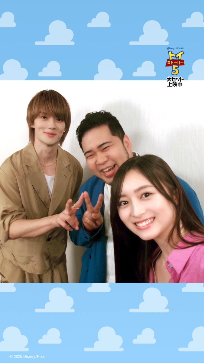 ／ はい！チーズ📸 テック・トリオ日本版声優陣で記念写真💫 ＼ ⠀ 🚽スマーティー・パンツ役 #佐野勇斗 さん 📸スナッピー役 #井上和 さん（乃木坂46） 🦛アトラス役 #松井ケムリ さん（令和ロマン） ⠀ 『#トイストーリー５』特大ヒット上映中🌟