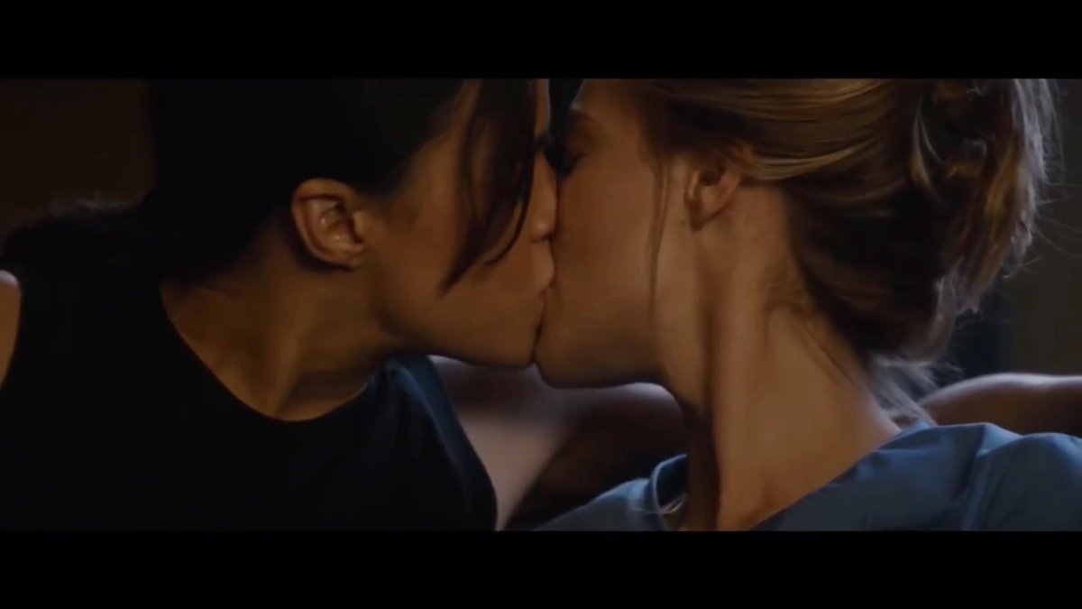 Ver cómo la mujer de Toretto en fast & furious besa a otra mujer, es maravilloso... ¡Vivan las lesbianas!