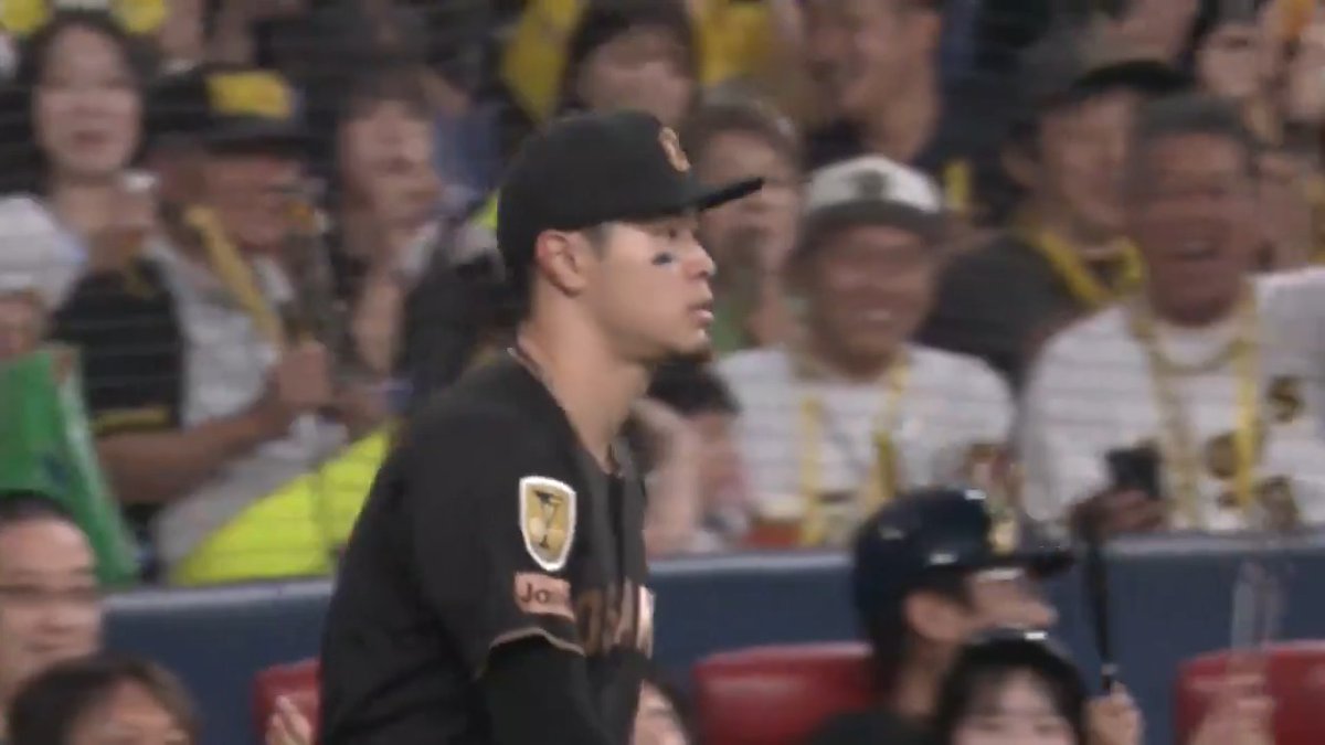 2回表、佐藤選手が3塁線の打球を好捕からジャンピングスロー！ファインプレー！