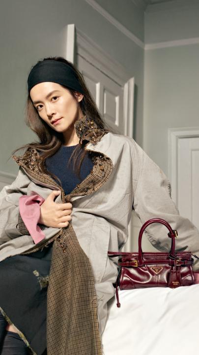 Everyday gestures. Prada Ambassador Chen Haoyu brings “Simple Stories” to life for the Prada Fall/Winter 2026 campaign. Discover the campaign: Creative Directors: #MiucciaPrada and #RafSimons Film Director: #BarryJenkins Campaign Creative Direction: #FerdinandoVerderi Cast: #ChenHaoyu #PradaFW26 #Prada