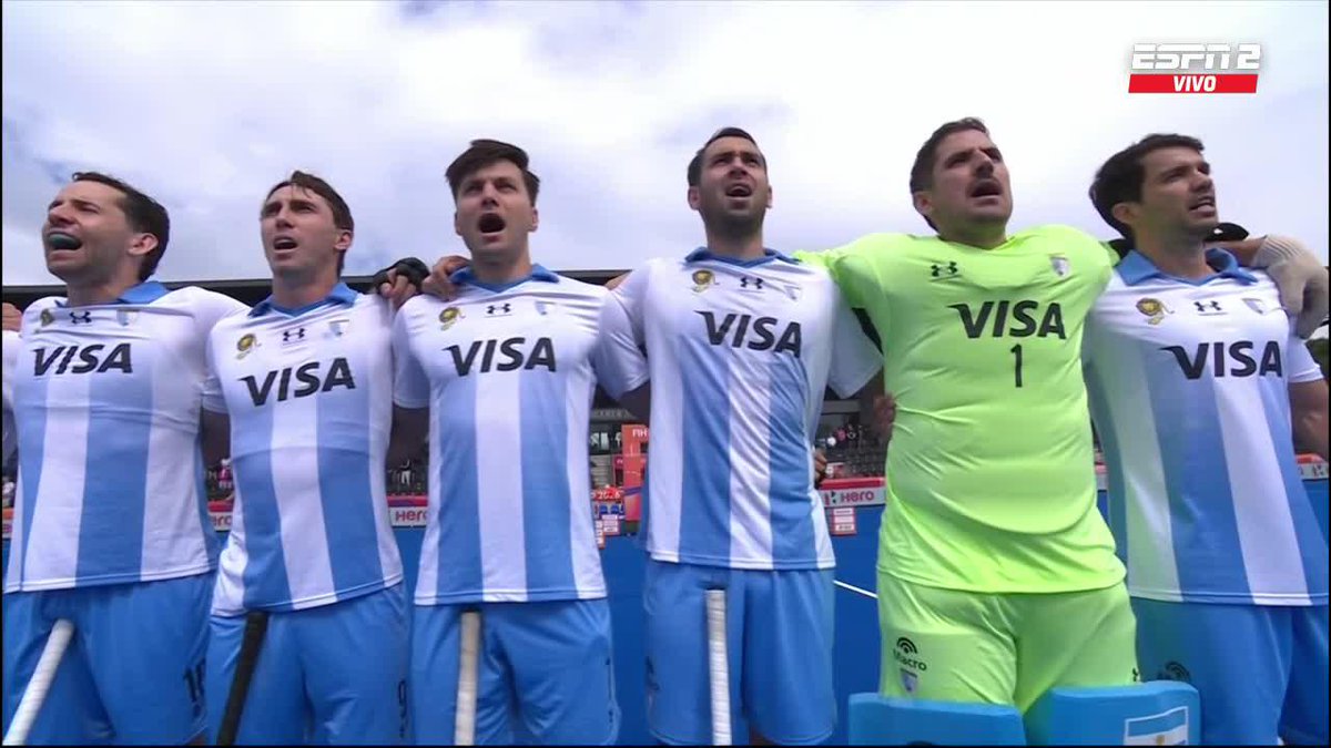 ¡SUENA EL HIMNO NACIONAL ARGENTINO! Así lo vivieron Los Leones en la previa del cruce con Nueva Zelanda por la Copa del Mundo de hockey. 📺 Todos los partidos de #HWC2026 en Disney+ Plan Premium