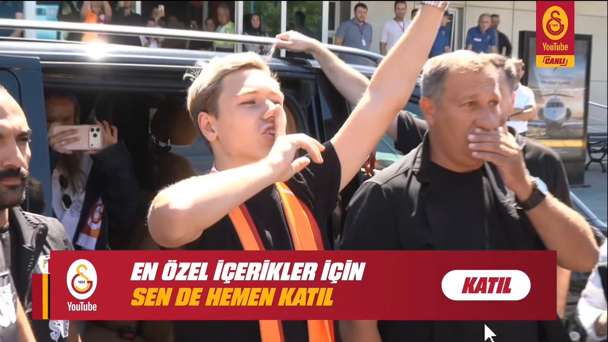 Batrakov, arabadan inerek taraftarlara üçlü çektirdi. (GS Youtube Katıl)