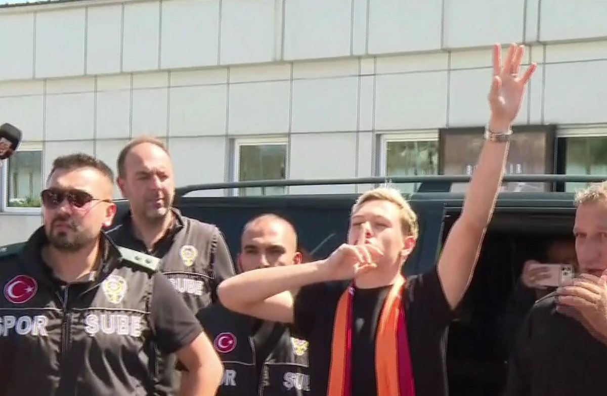 Batrakov, araçtan inerek taraftarlarla üçlü çektirdi.