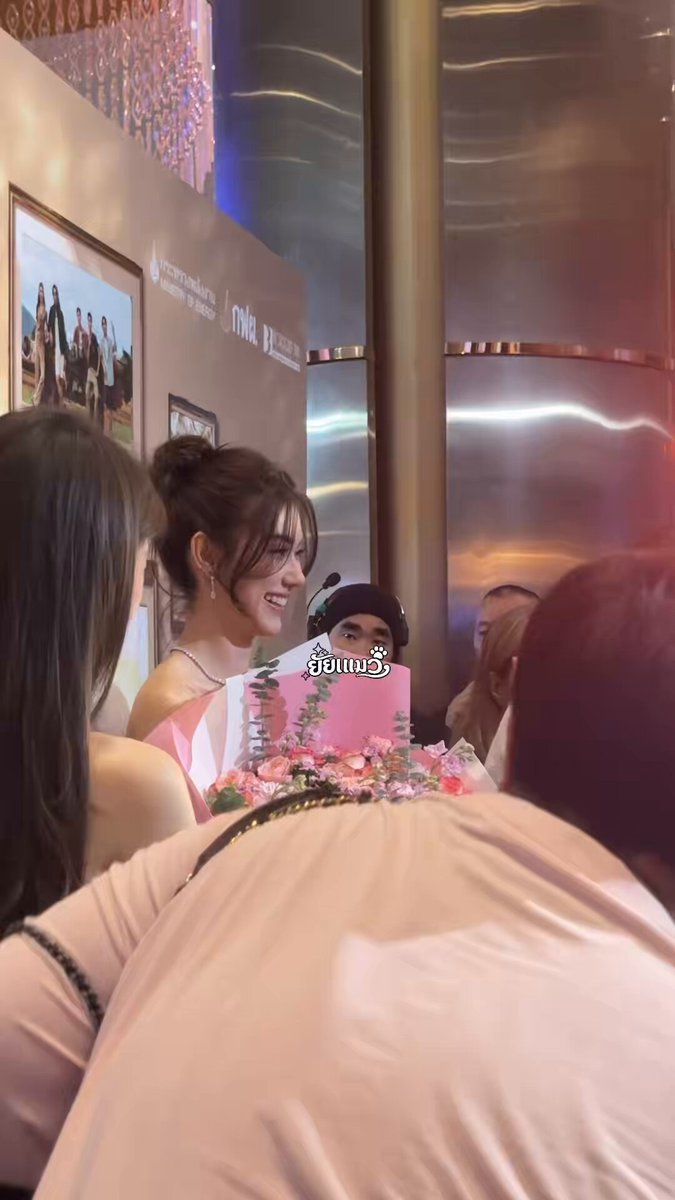 🦋 : ครบแก๊งๆ อร่อยมากที่ทำมาให้เรากิน 🧸 : พี่แบมหมิวกินไปหนึ่งตึ้บเลยอ่ะ ปึ้ง 🦋 : อร่อยมากกกก ไปคุยกันในไลน์ต่อๆๆ ทุกคนแปลภาษาหมวยด่วน555555555 LENA AT FIRST FRAME PREMIERE #HerinFramePremiereNight