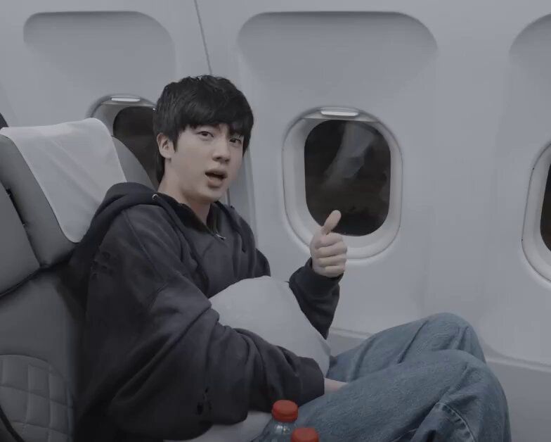🐹: “aku berangkat dulu yaa~ 7 jam… 8 jam lagi udah nyampe New York!” 🐯: “hyung, bukan 8 jam, tapi 10 jam” 🐹: “ya sama aja lahh~” 🐯: “hyung, tapi tetap harus akut dong waktunya” seokjin kalo gak gelud sm jungkook, ya taehyung satunya 😭