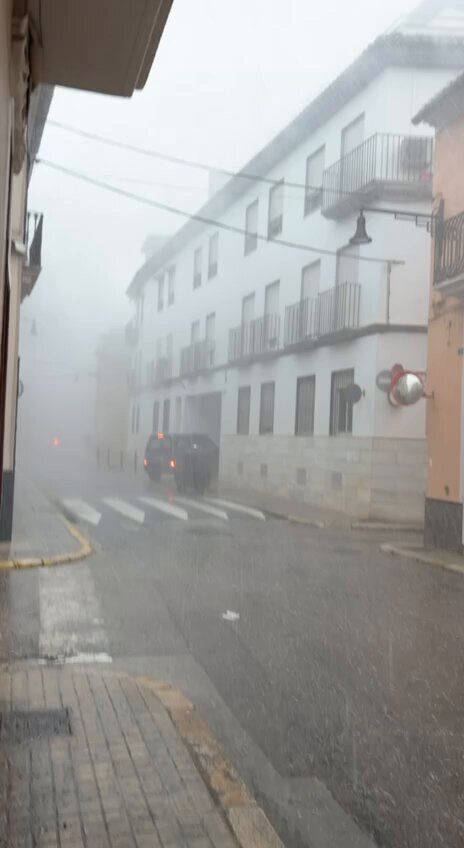 ⛈️ La tormenta se encuentra ya sobre el mar frente a Sueca y Cullera, dejando por dichos municipios rachas muy fuertes de viento, granizo e intensas precipitaciones 🟠 14:10h #FMA #Meteo AEMET Comunitat Valenciana Se siguen formando tormentas con el interior. Extreme la precaución ⛈️⚠️