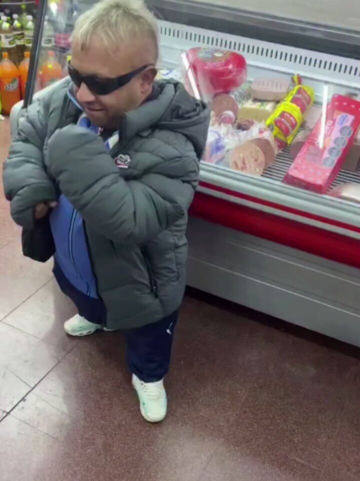 Hoy el nene tenía que llevar algo para compartir con los compañeritos. Me pidió comprar queso y salame. Le dije que si.