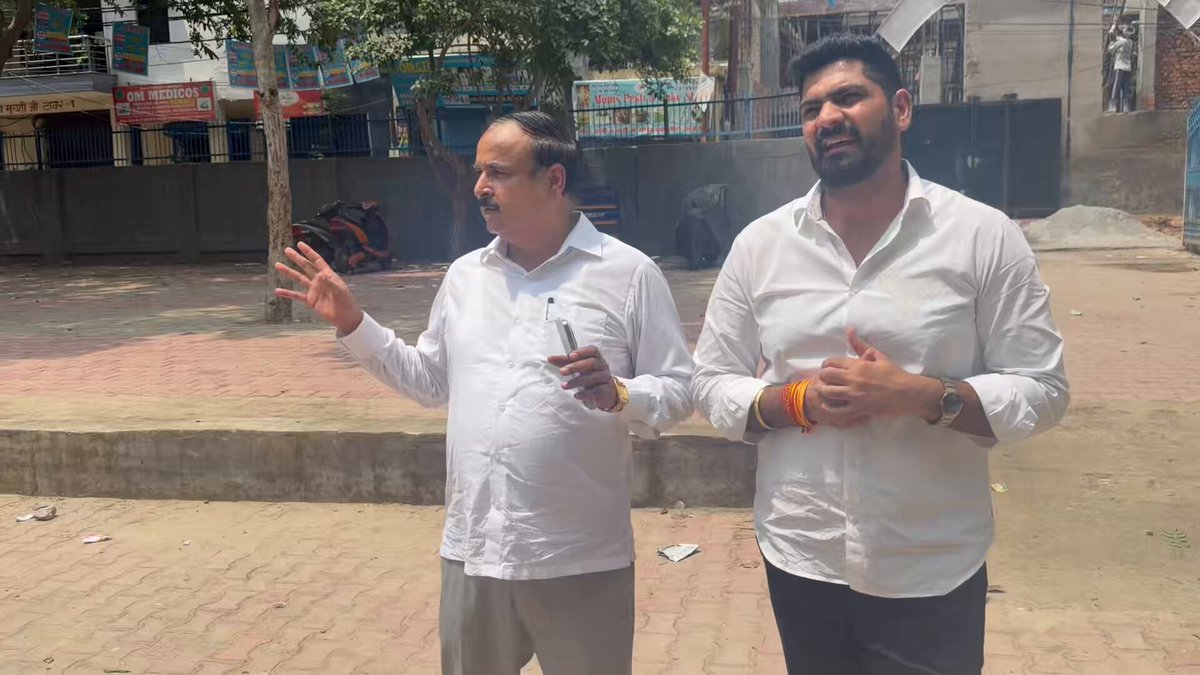 नोएडा के सेक्टर 51, होशियारपुर प्राइमरी स्कूल का निरीक्षण करने गए। वहाँ हमें रोकने का प्रयास किया गया। लेकिन हमने तमीज से बात की। ना लड़ाई की, ना बच्चों की पढ़ाई डिस्टर्ब की। बस सरकार की जिम्मेदारी दिखाई: 1. बच्चे कहाँ टॉयलेट करते हैं - टूटी हालत 2. बच्चे कहाँ पानी पीते हैं - कोई व्यवस्था नहीं 3. स्कूल में चारों तरफ गंदगी हम डरते नहीं, ना झुकते हैं। ये सिर्फ चेतावनी है। अगर स्कूल 15 दिन में ठीक नहीं हुआ तो नोएडा में बड़ा आंदोलन होगा। हाईटेक नोएडा में बच्चों का ये हाल? शर्म आनी चाहिए। वीडियो शेयर करें। आवाज़ बनें। #Noida #YogiGovt #FixOurSchools #शिक्षा_का_अधिकारDM NOIDA Gautam Buddha Nagar