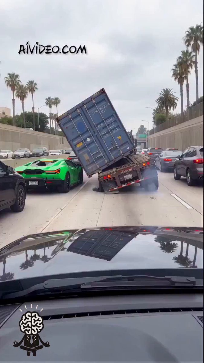 لاحظ سيارة لامبورغيني تتجه نحو كارثة، فتدخل بسرعة وتمكن من إنقاذها في آخر لحظة.. ثانية واحدة فقط كانت كفيلة بتغيير كل شيء!