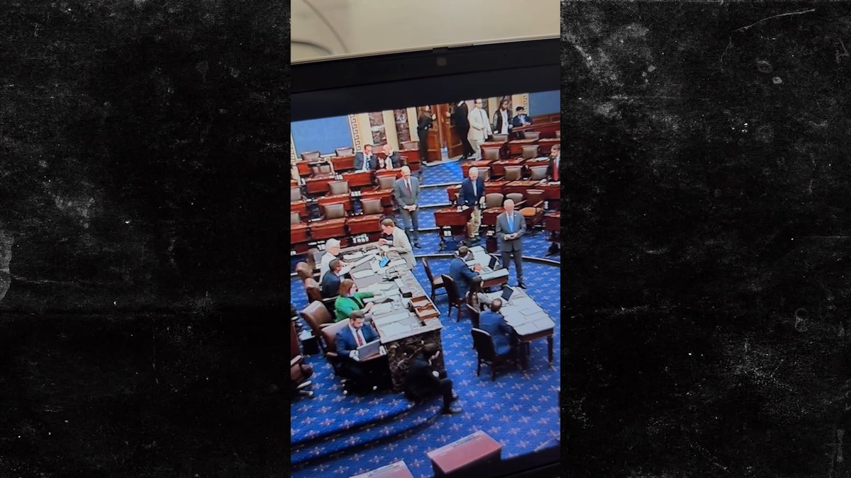 🚨 Ten days before Mitch McConnell was hospitalized, he appeared dazed and confused several times on the Senate floor CHARLIE COTTON