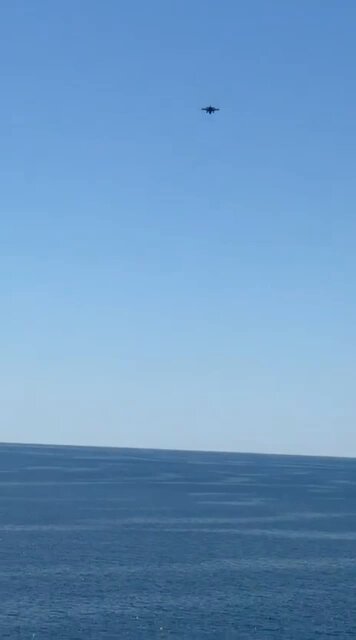 🇷🇺 🇺🇦 🇷🇴 Czy zaczyna się nowy etap wojny hybrydowej? Uzbrojony dron morski zniszczony przez F-16 Rumuński F-16 zniszczył niezidentyfikowanego drona szturmowego na Morzu Czarnym, zaledwie kilkaset metrów od operacji platform gazowych Neptun Deep. Jest to największy rumuński projekt wydobycia gazu ziemnego, który ma uczynić ten kraj największym producentem gazu w UE, gdy produkcja rozpocznie się w 2027 roku. Rumuński minister obrony Radu Miruță przekazał, że morska maszyna była załadowana materiałami wybuchowymi.